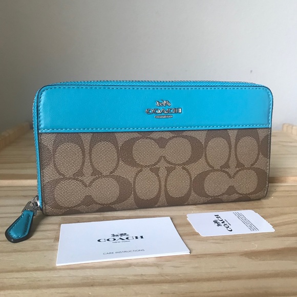 Coach Handbags - Coach wallet🎈🎈
